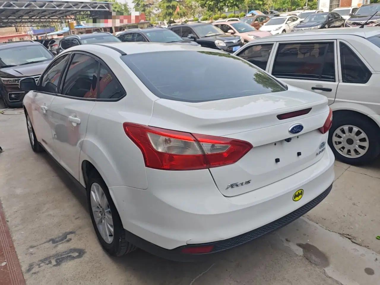 Ford Focus 2012 Sedan 1.6L Automatic Comfort Model — миниатюра 4