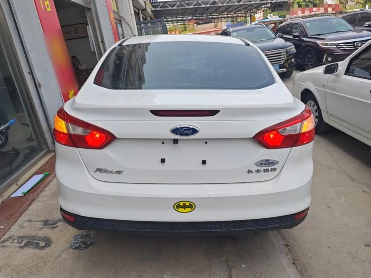Ford Focus 2012 Sedan 1.6L Automatic Comfort Model — миниатюра 5
