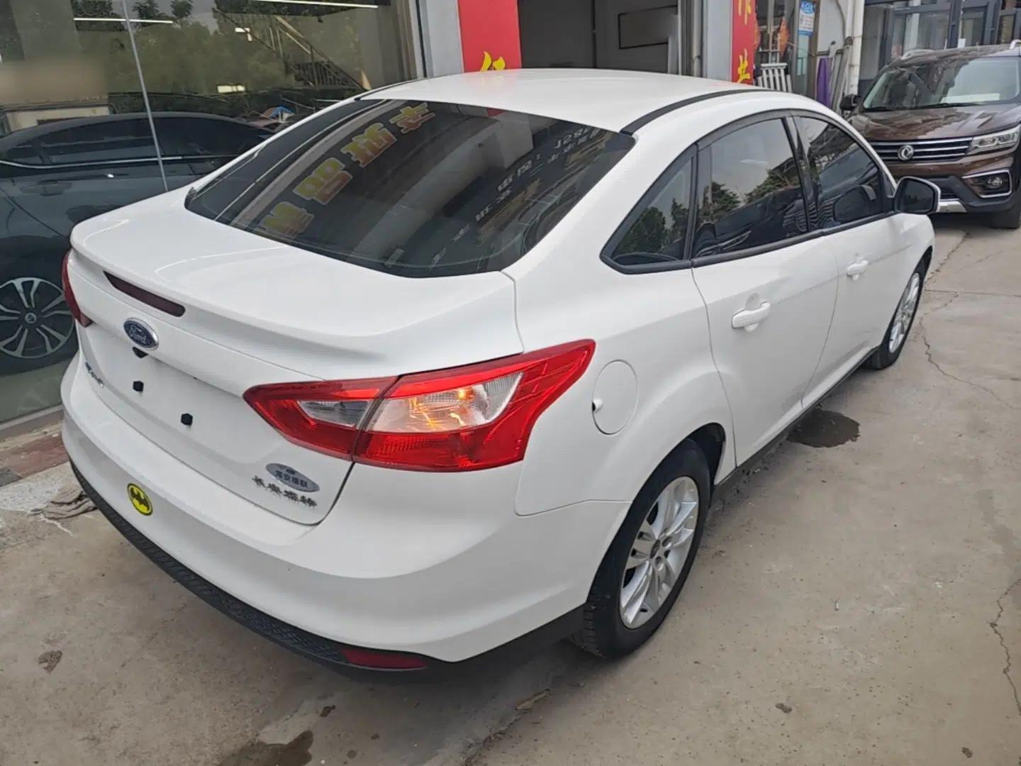Ford Focus 2012 Sedan 1.6L Automatic Comfort Model — миниатюра 6