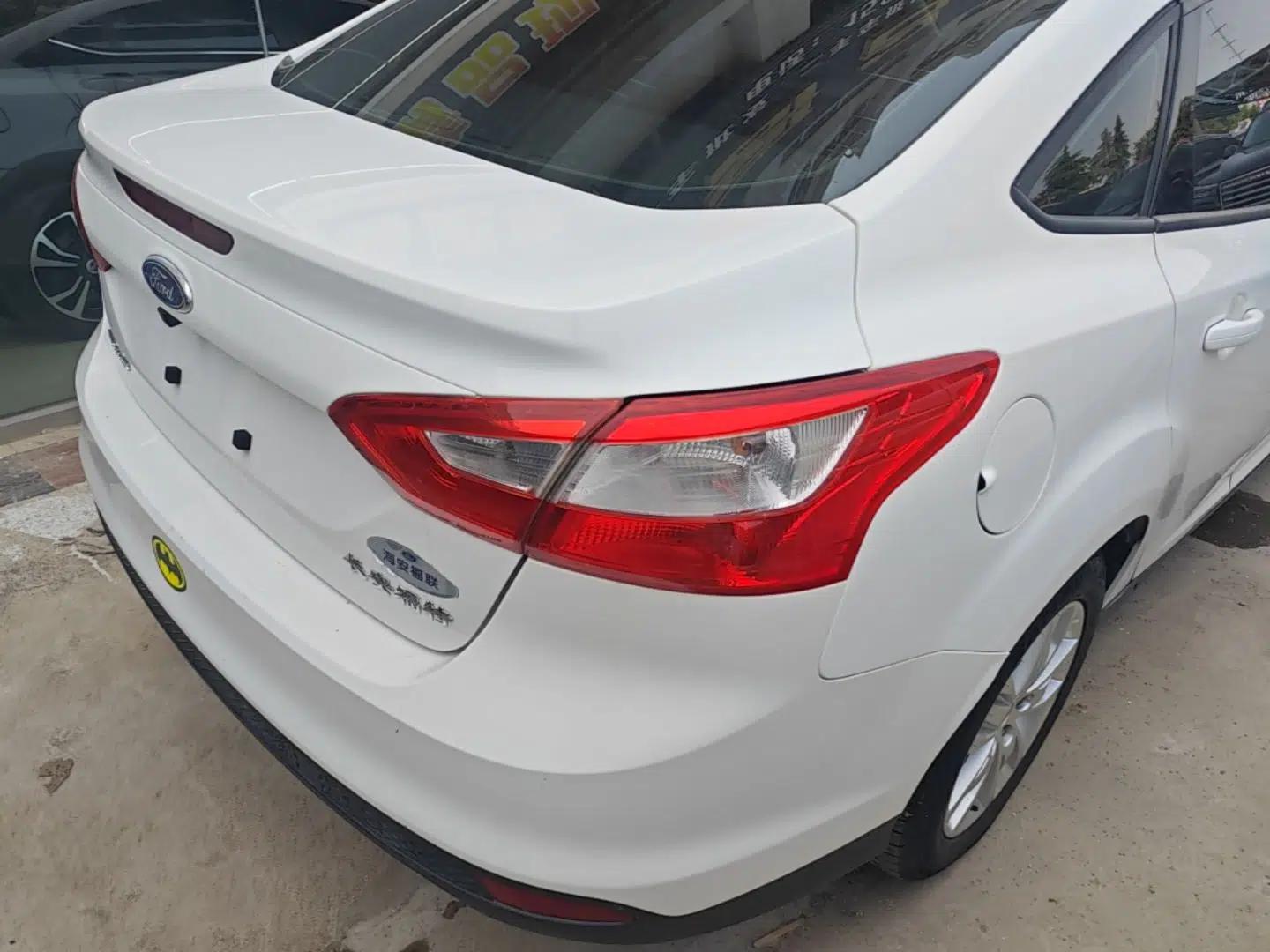 Ford Focus 2012 Sedan 1.6L Automatic Comfort Model — миниатюра 7