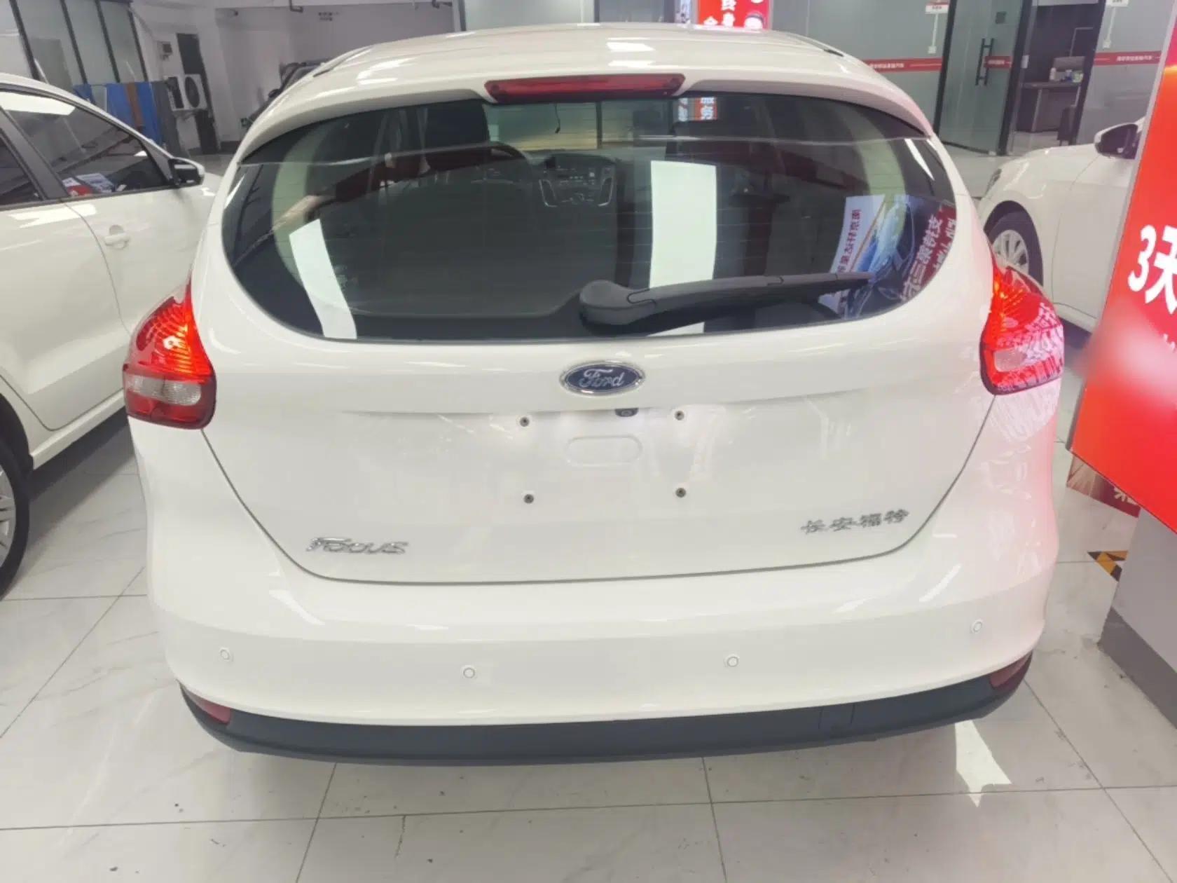 Ford Focus 2018 Hatchback Classic 1.6L Automatic Comfort Plus SmartDrive Edition — миниатюра 5