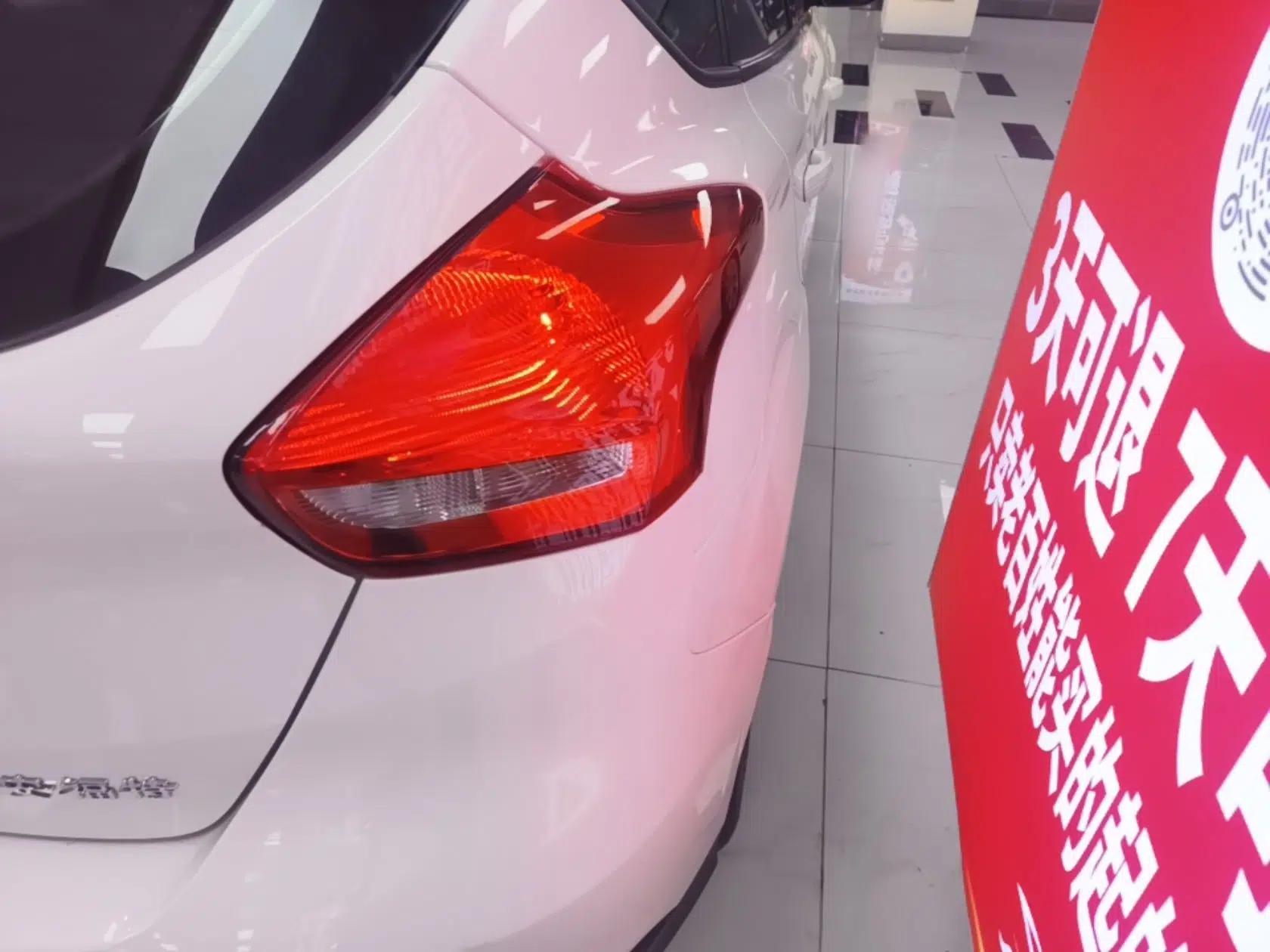 Ford Focus 2018 Hatchback Classic 1.6L Automatic Comfort Plus SmartDrive Edition — миниатюра 7