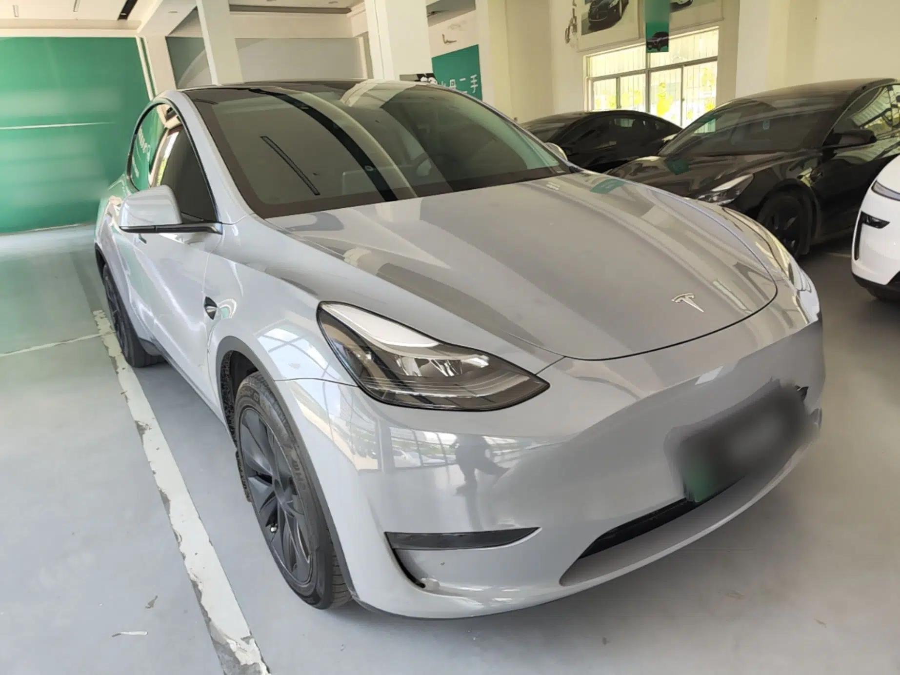 Tesla Model Y 2024 Long-Range All-Wheel-Drive Version — миниатюра 3