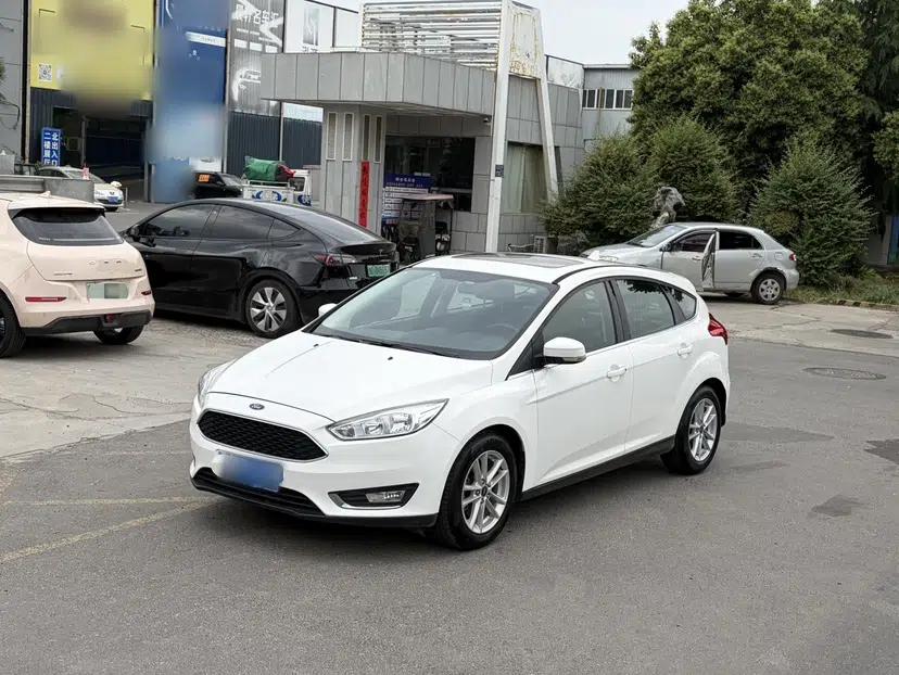 Ford Focus 2018 Hatchback Classic EcoBoost 180 Automatic Elite Model — миниатюра 4