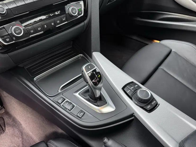 BMW 3 Series 2018 320i M Sport Package — миниатюра 26