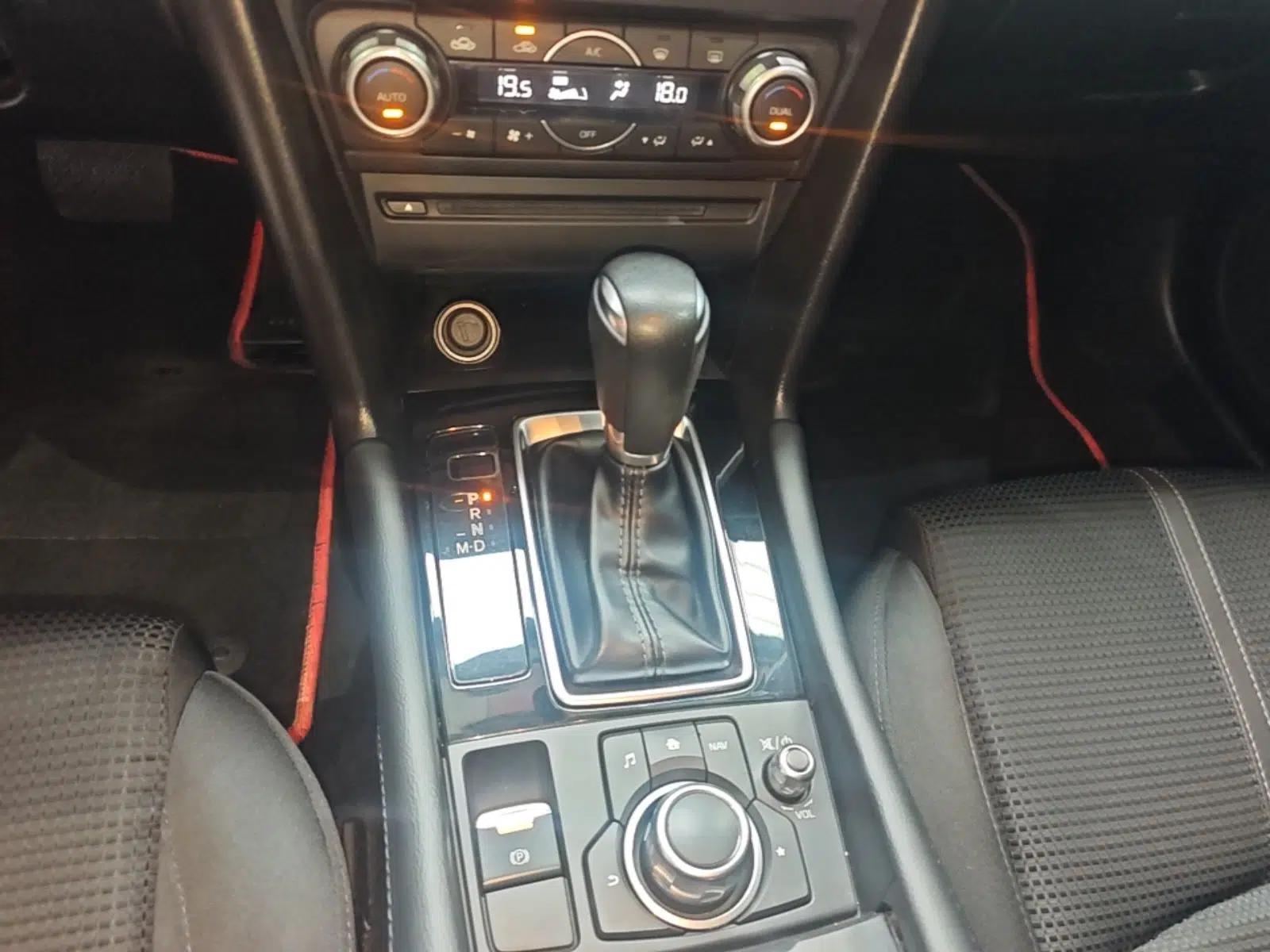 Mazda 3 Axela 2017 Sedan 1.5L Automatic Luxury Model China VI Standard — миниатюра 17