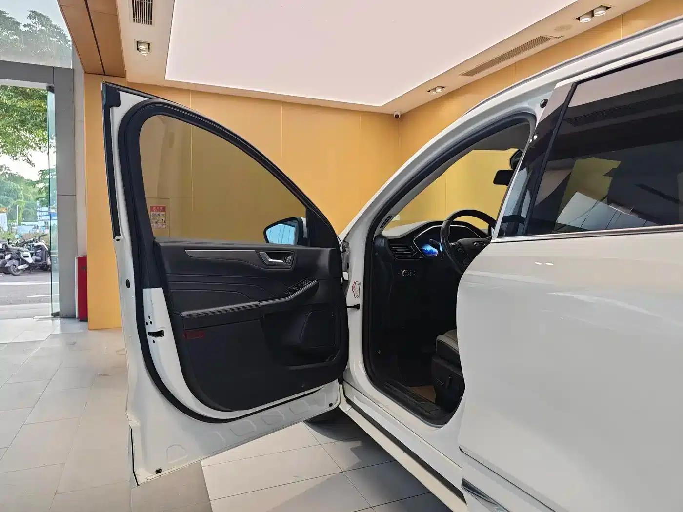 Escape 2020 EcoBoost 245 AWD Premium Edition — миниатюра 8