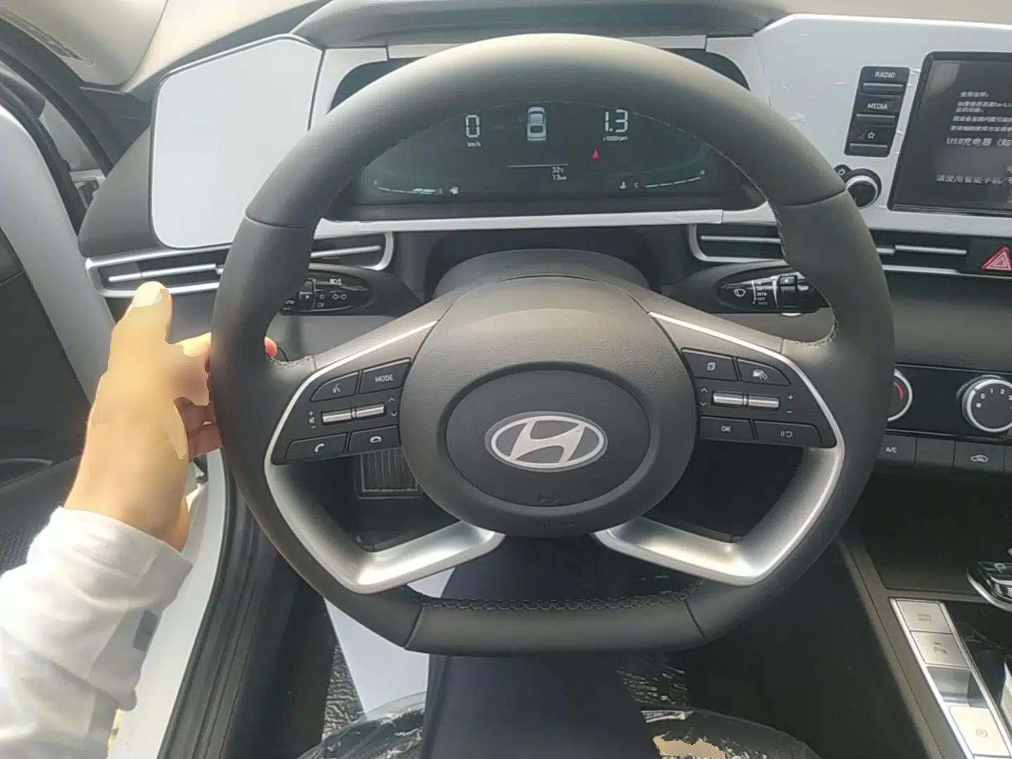 Hyundai Elantra 2023 1.5L CVT GLX Elite Edition — миниатюра 14