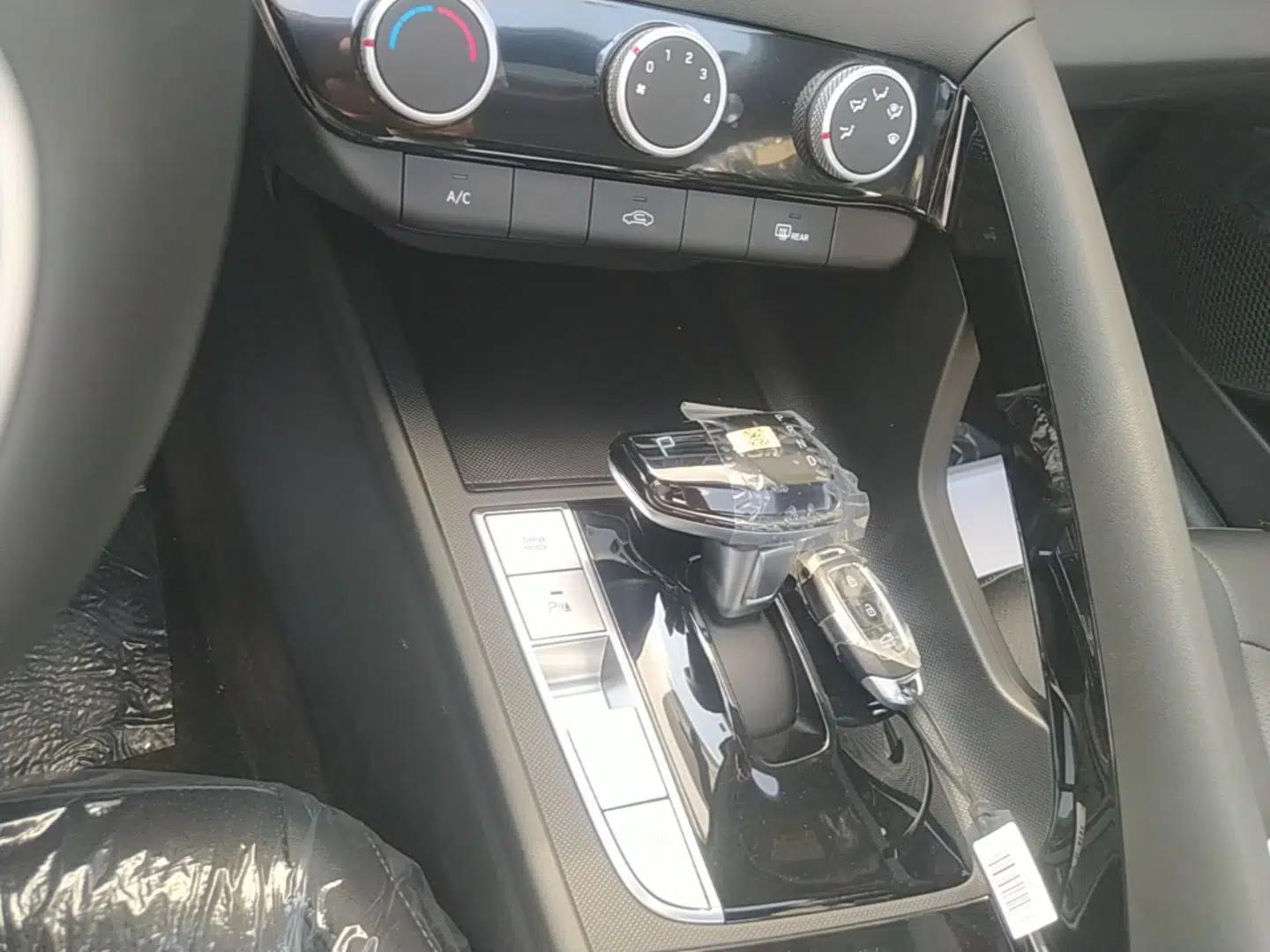 Hyundai Elantra 2023 1.5L CVT GLX Elite Edition — миниатюра 17