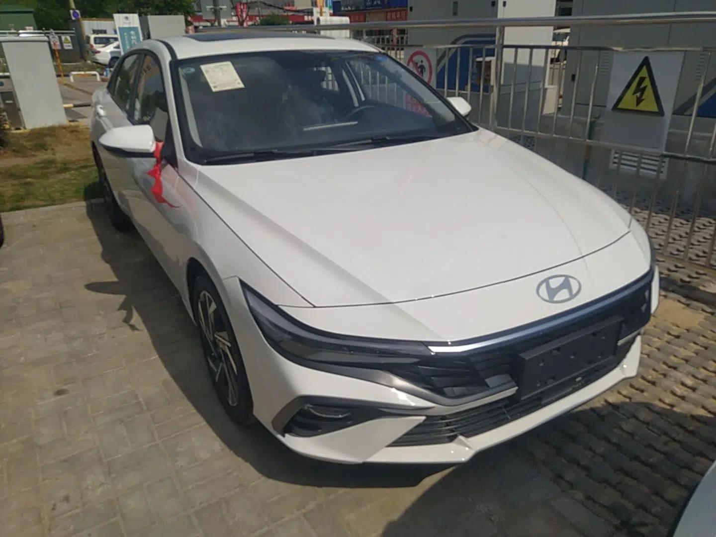 Hyundai Elantra 2023 1.5L CVT GLX Elite Edition — миниатюра 3
