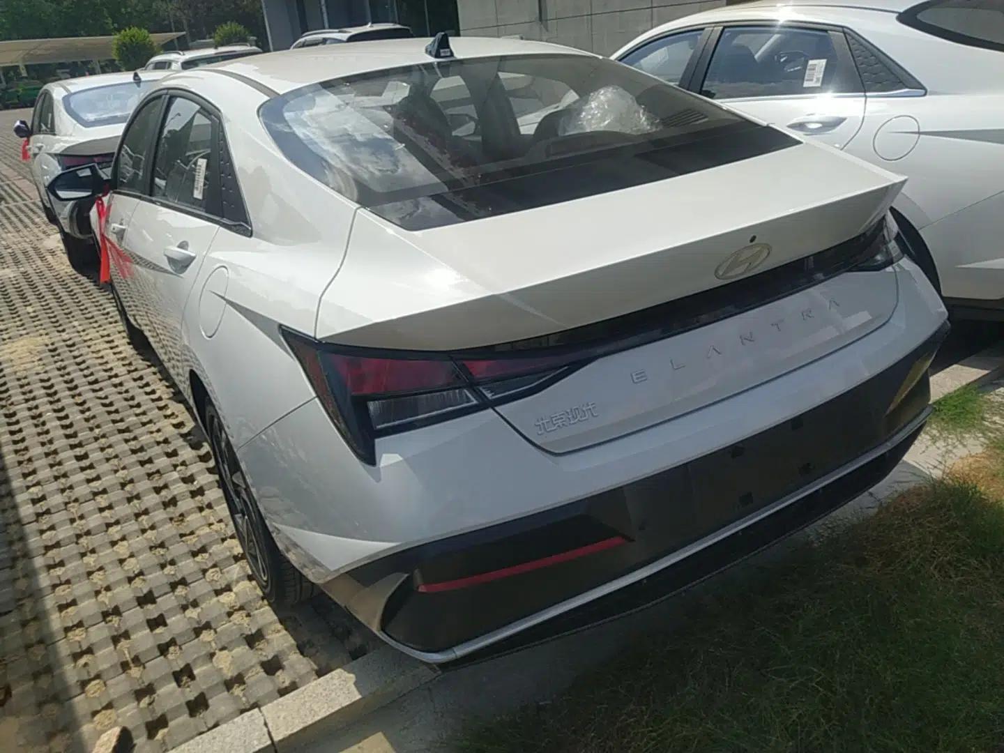 Hyundai Elantra 2023 1.5L CVT GLX Elite Edition — миниатюра 4