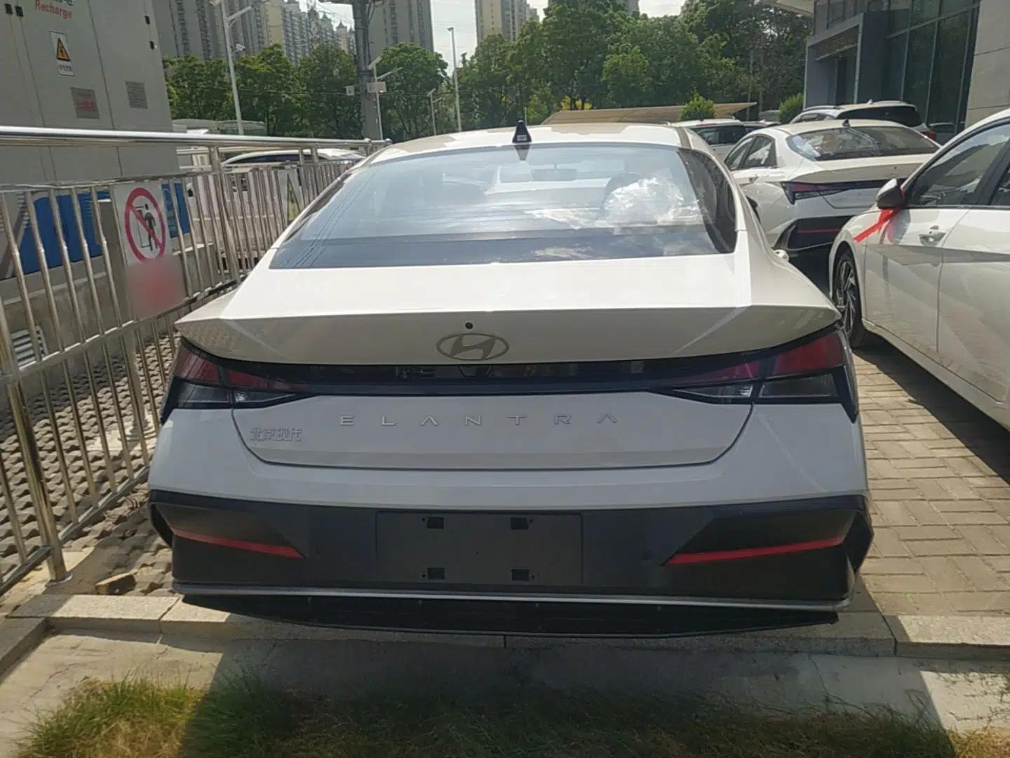 Hyundai Elantra 2023 1.5L CVT GLX Elite Edition — миниатюра 5