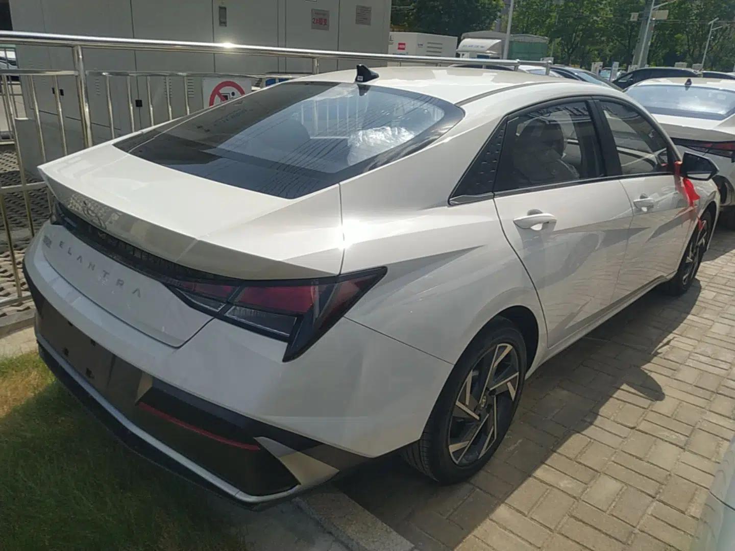 Hyundai Elantra 2023 1.5L CVT GLX Elite Edition — миниатюра 6
