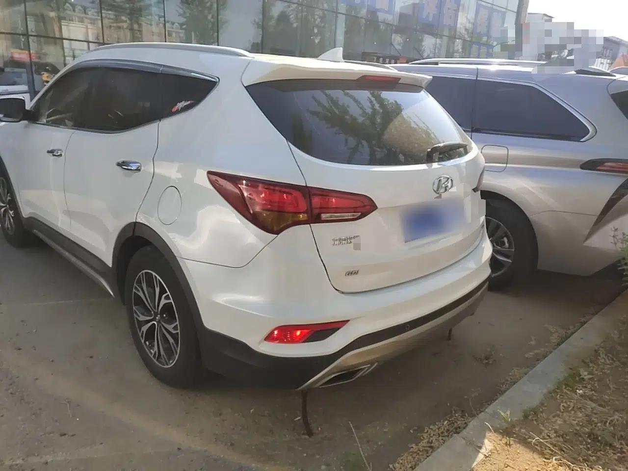 Hyundai Santa Fe 2017 2.0T Automatic Two-Wheel Drive Smart Version 7 Seats — миниатюра 3