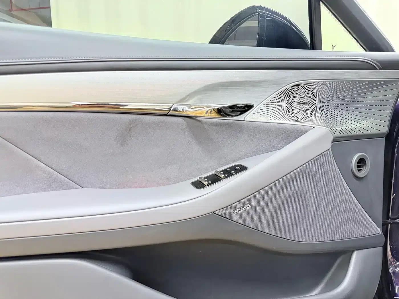 Voyah Chasing the Light 2024 PHEV AWD Long Range Flagship Edition — миниатюра 24