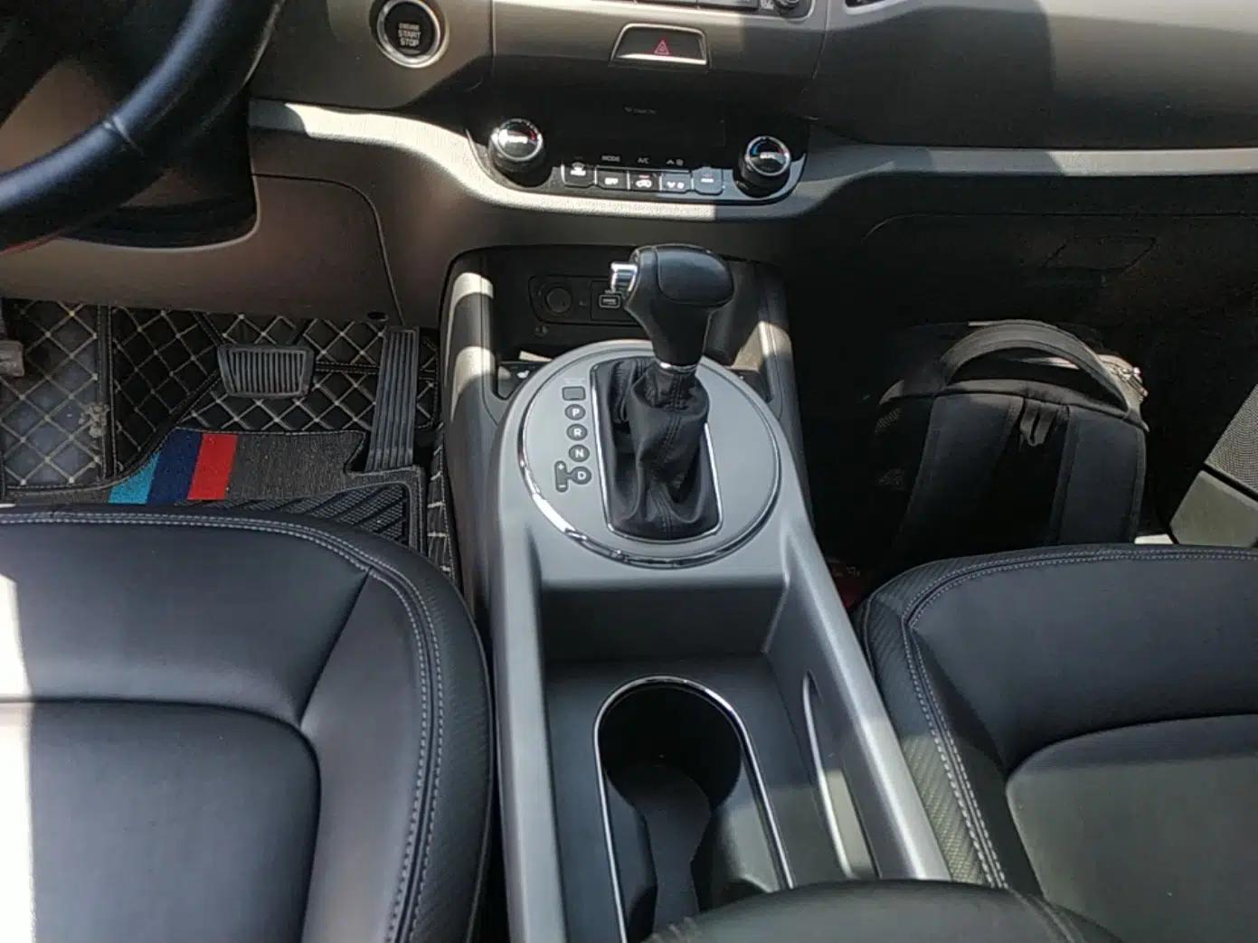 Kia Sportage R 2016 2.0L Automatic Two-Wheel Drive DLX — миниатюра 17