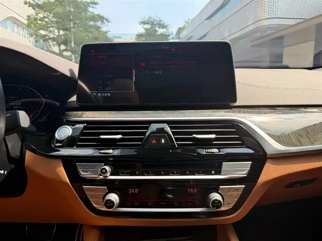 2021 BMW 6 Series GT 630i M Sport Package — миниатюра 11
