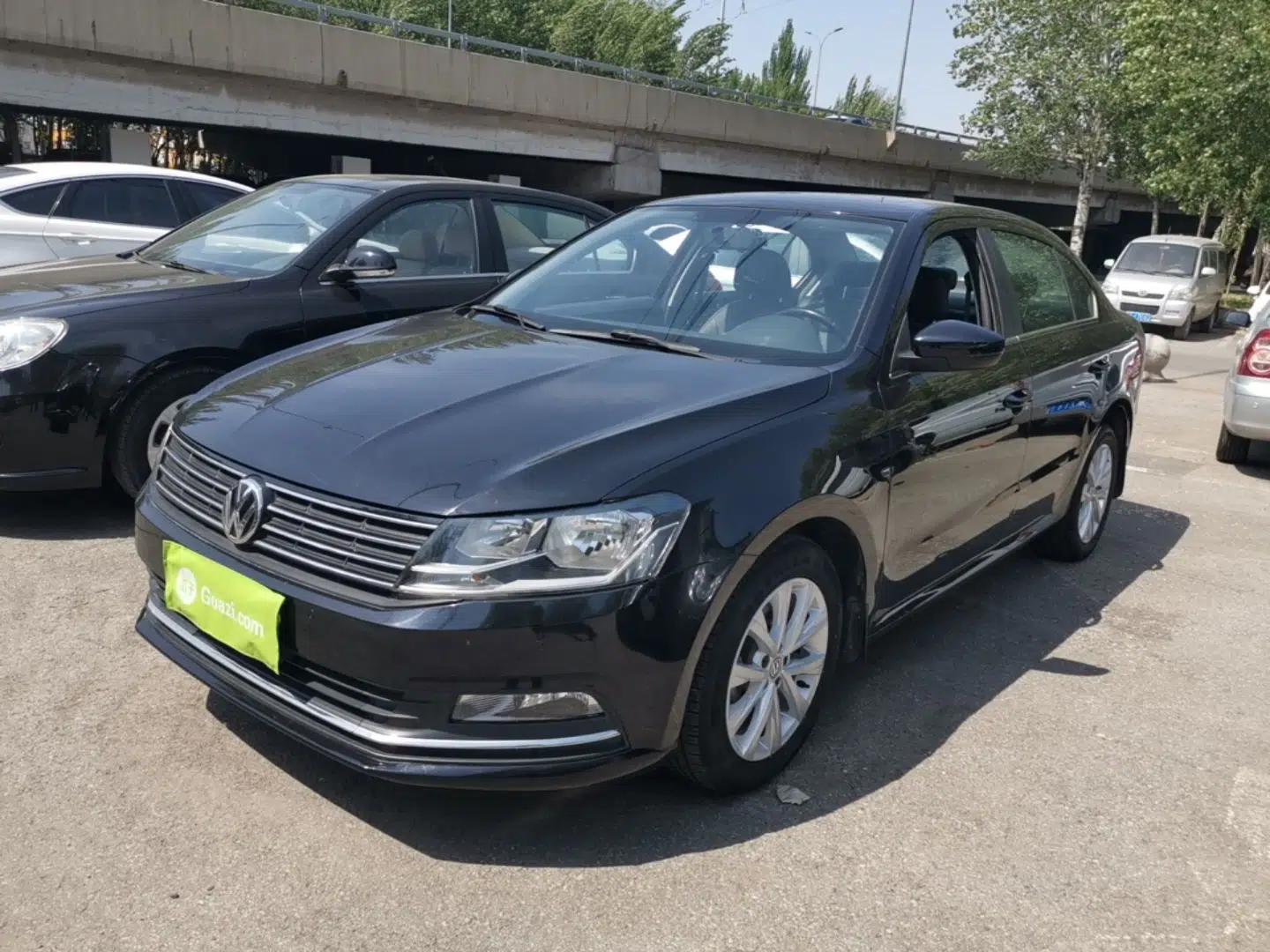 Volkswagen Lavida 2015 1.6L Manual Comfort Edition — миниатюра 1