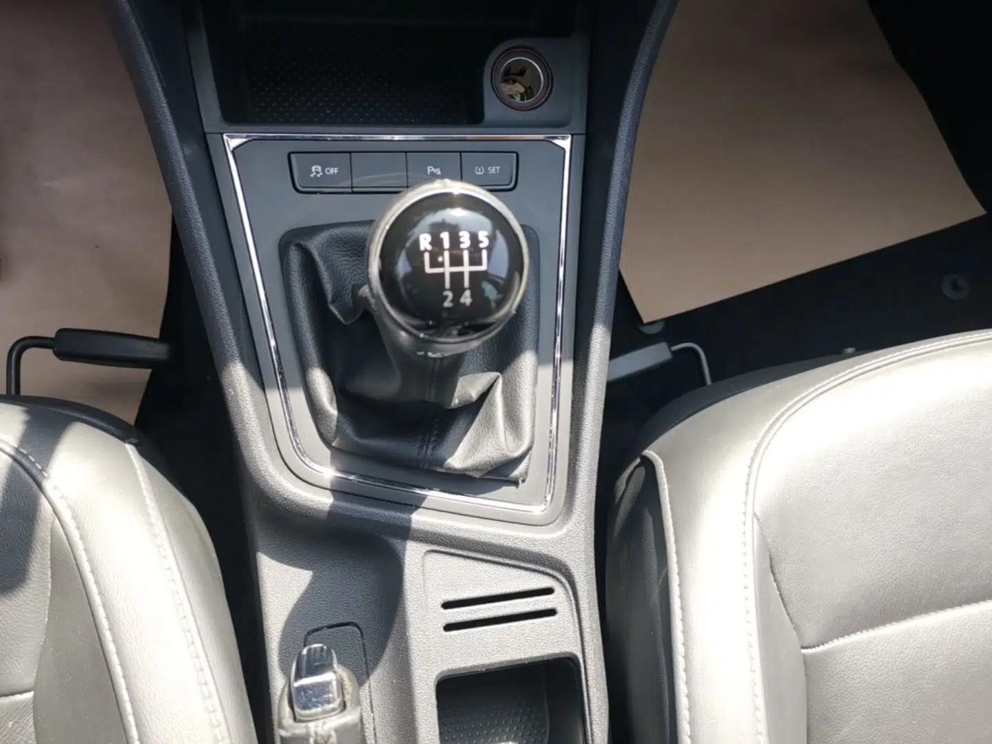 Volkswagen Lavida 2015 1.6L Manual Comfort Edition — миниатюра 17