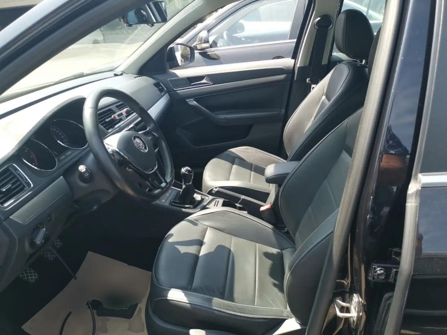 Volkswagen Lavida 2015 1.6L Manual Comfort Edition — миниатюра 18