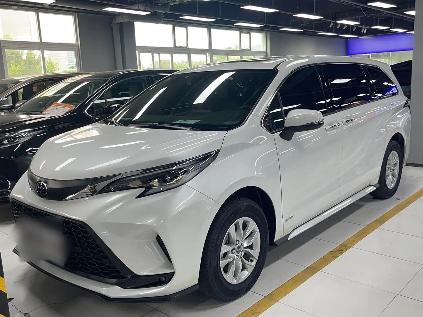 Toyota Granvia 2024 2.5L Hybrid Comfort Edition — миниатюра 1