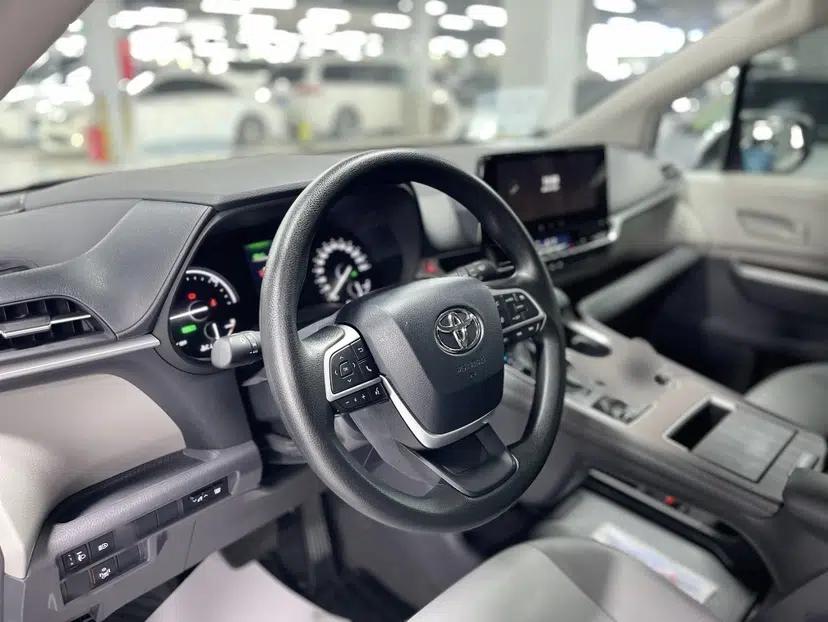 Toyota Granvia 2024 2.5L Hybrid Comfort Edition — миниатюра 16