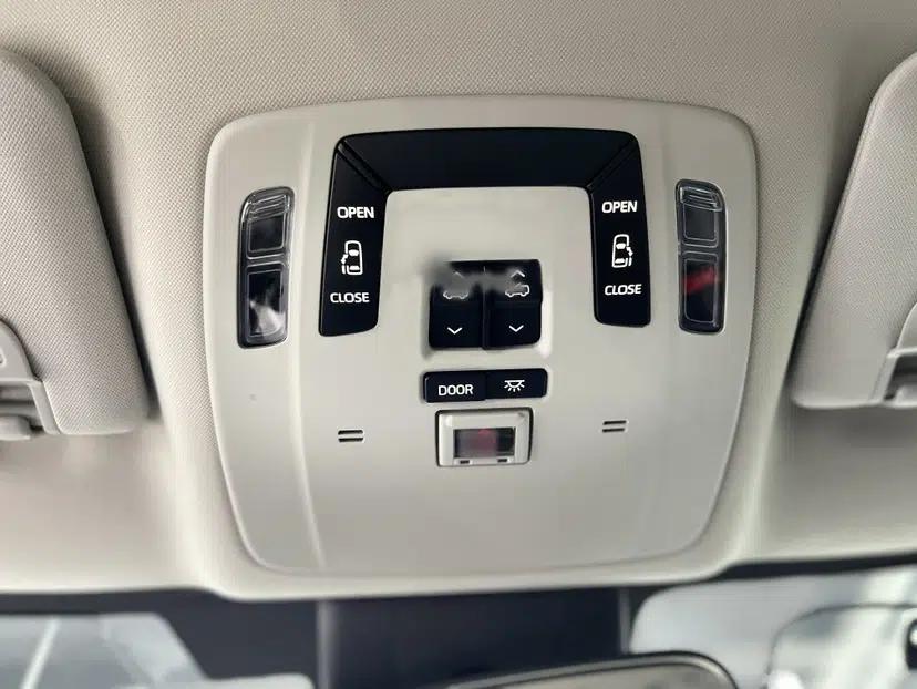 Toyota Granvia 2024 2.5L Hybrid Comfort Edition — миниатюра 18