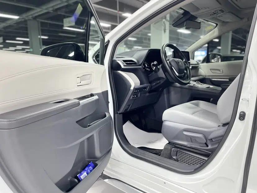 Toyota Granvia 2024 2.5L Hybrid Comfort Edition — миниатюра 19