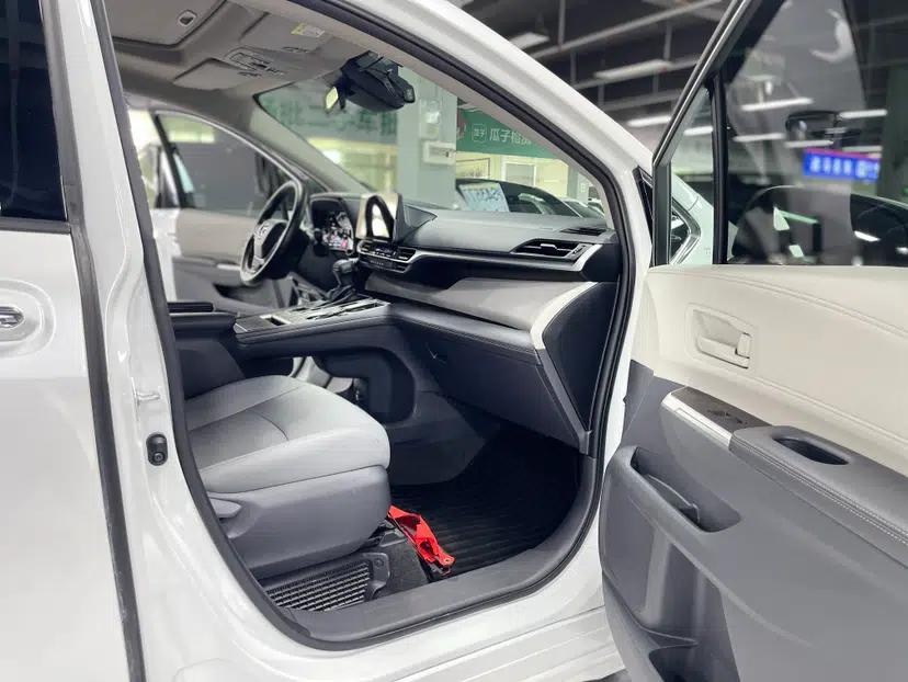 Toyota Granvia 2024 2.5L Hybrid Comfort Edition — миниатюра 26
