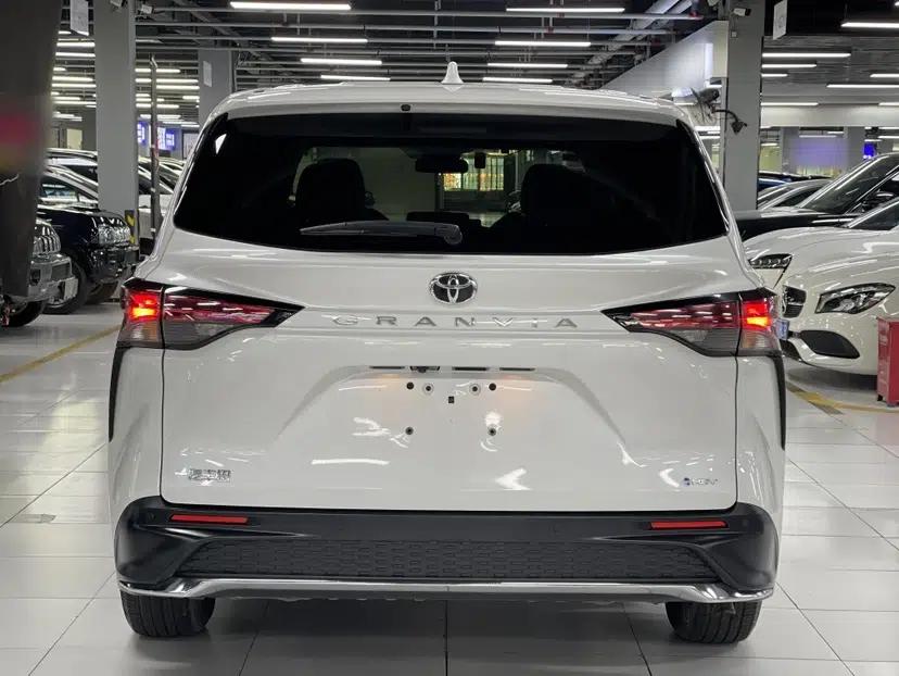 Toyota Granvia 2024 2.5L Hybrid Comfort Edition — миниатюра 6
