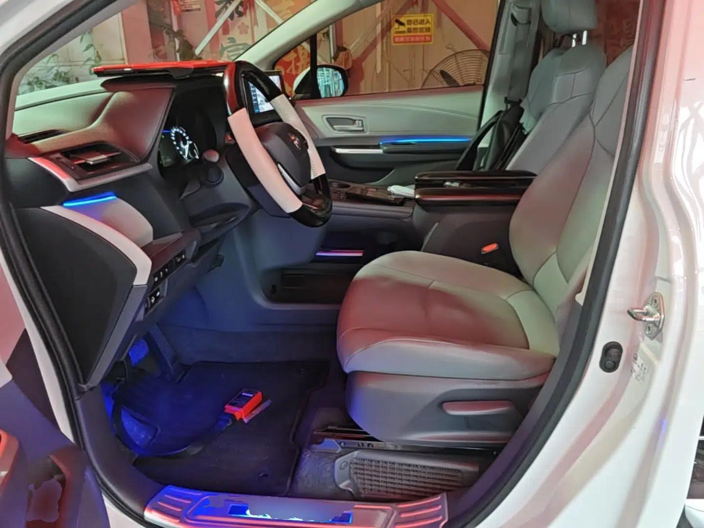 Toyota Granvia 2024 2.5L Hybrid Comfort Edition — миниатюра 18