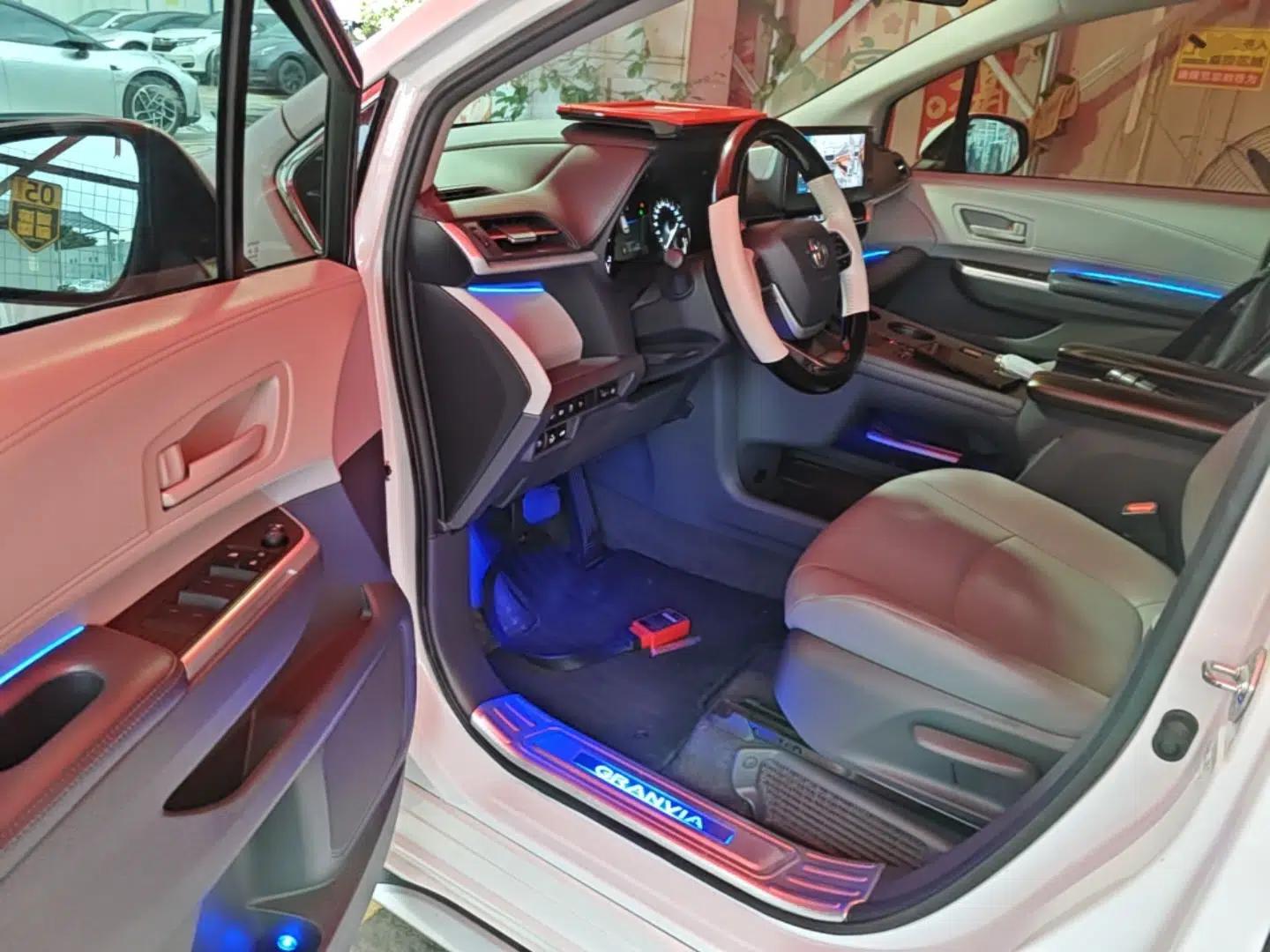 Toyota Granvia 2024 2.5L Hybrid Comfort Edition — миниатюра 19
