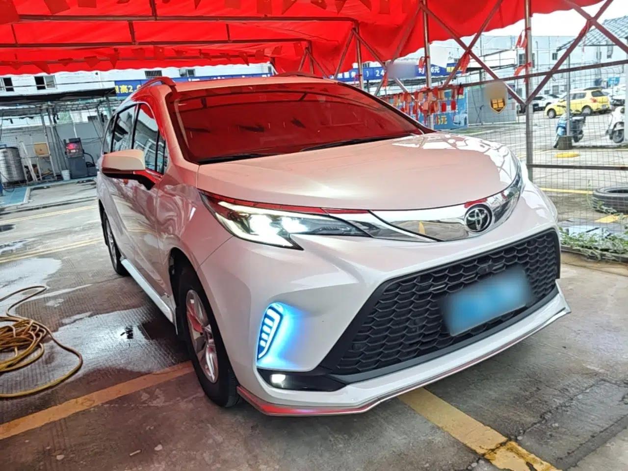 Toyota Granvia 2024 2.5L Hybrid Comfort Edition — миниатюра 3