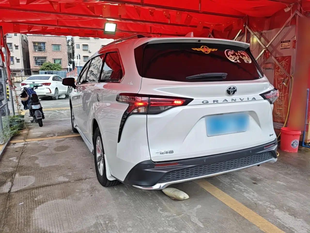 Toyota Granvia 2024 2.5L Hybrid Comfort Edition — миниатюра 4