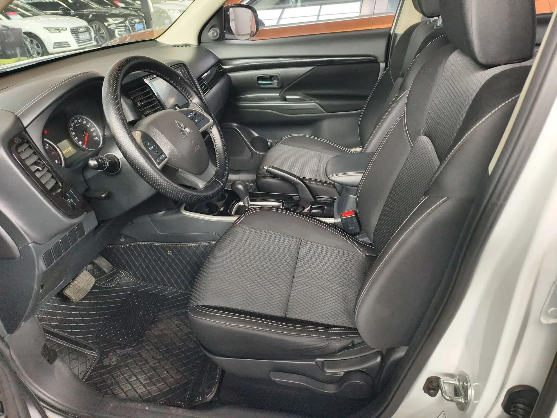 Mitsubishi Outlander 2021 Revised Version 2.0L Two-Wheel Drive Comfort Edition 5 Seats — миниатюра 13