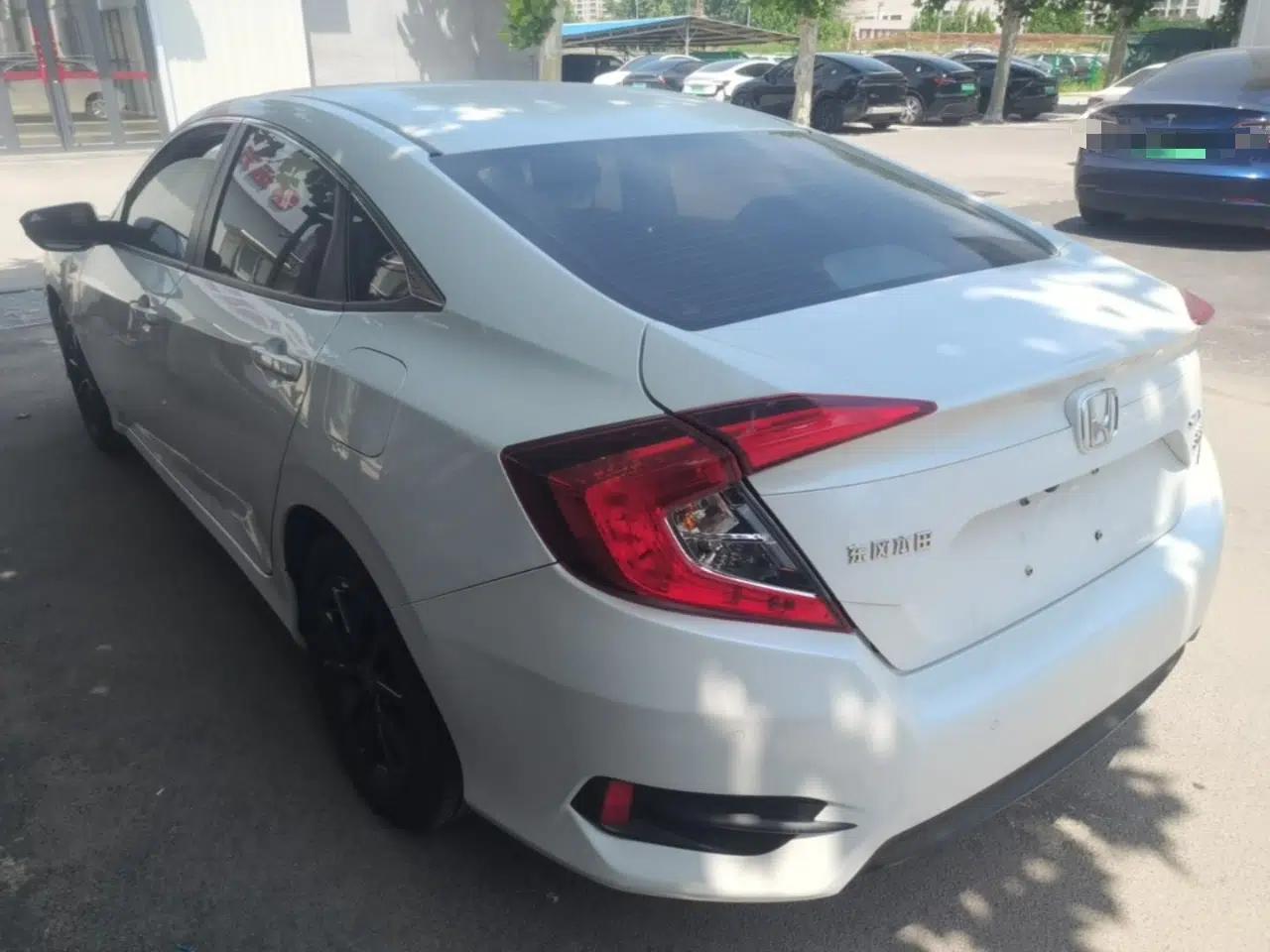 Honda Civic 2016 220TURBO CVT Luxury Edition — миниатюра 4