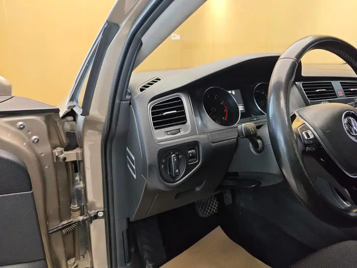 2015 Golf 1.6L Automatic Fashion Edition — миниатюра 11