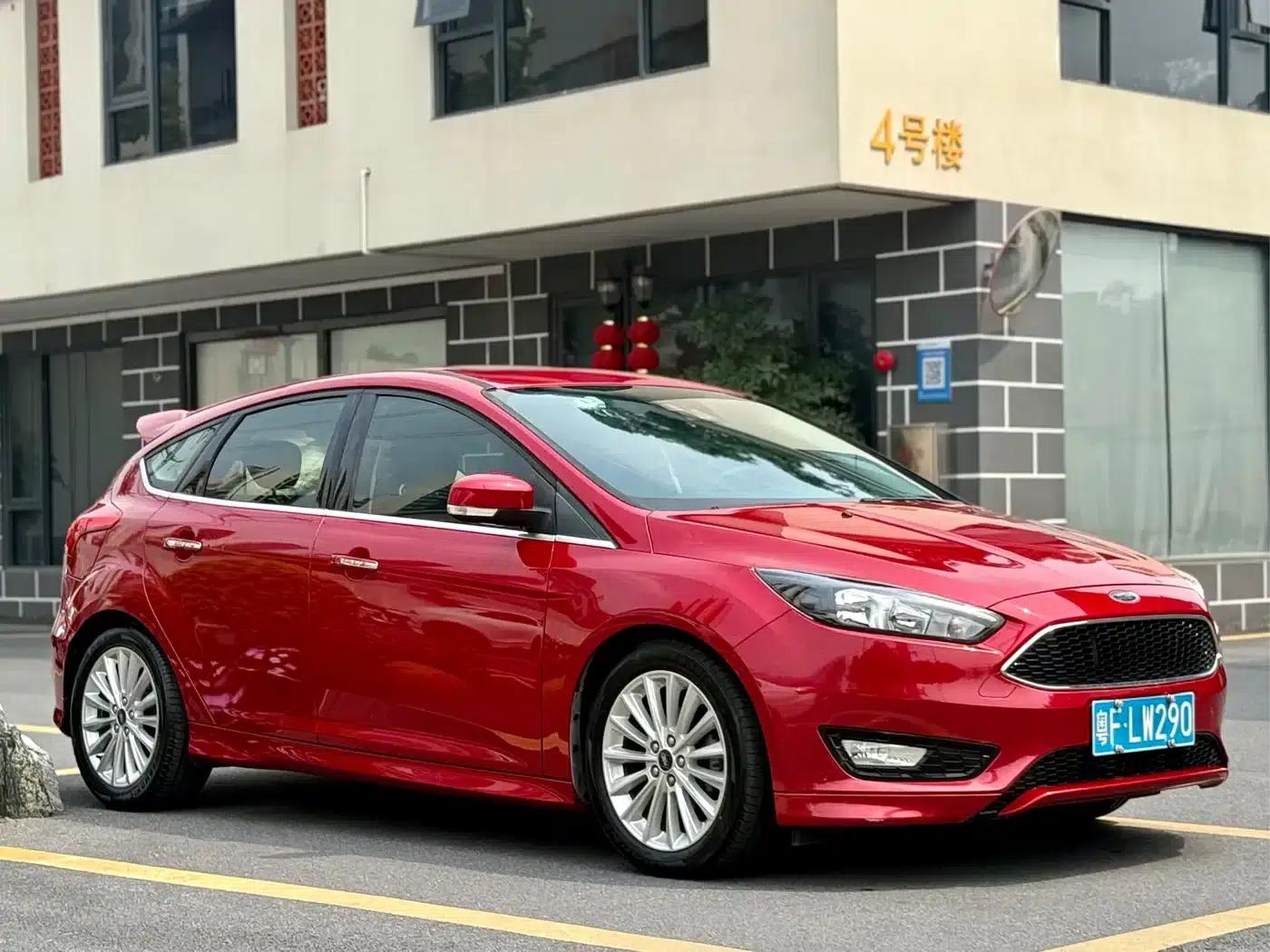2015 Ford Focus Hatchback EcoBoost 180 Automatic Sport — миниатюра 3