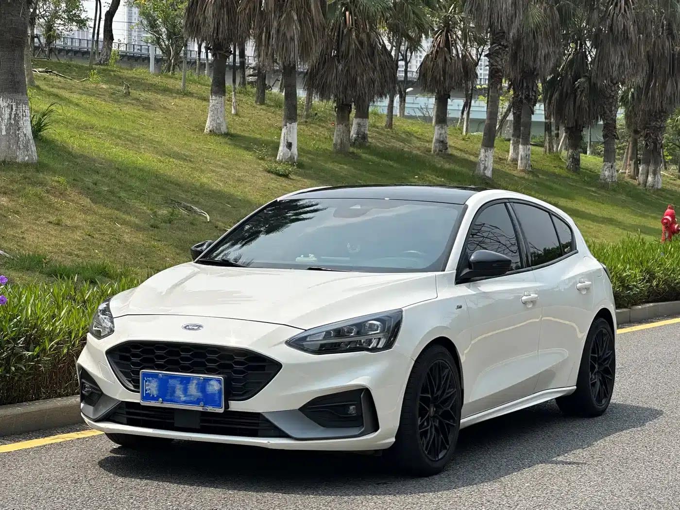 2021 Ford Focus Hatchback EcoBoost 180 Automatic ST Line — миниатюра 1