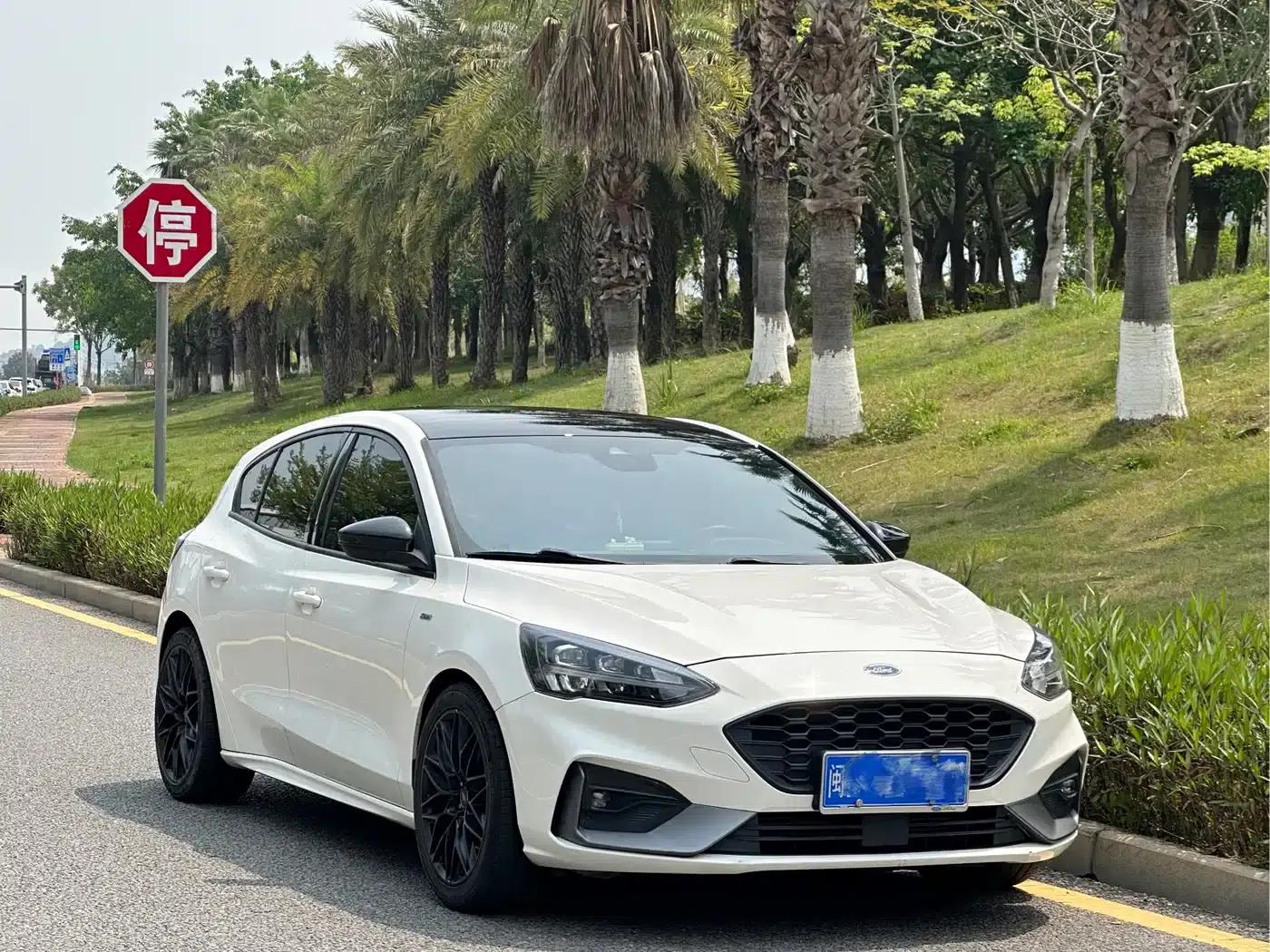 2021 Ford Focus Hatchback EcoBoost 180 Automatic ST Line — миниатюра 3