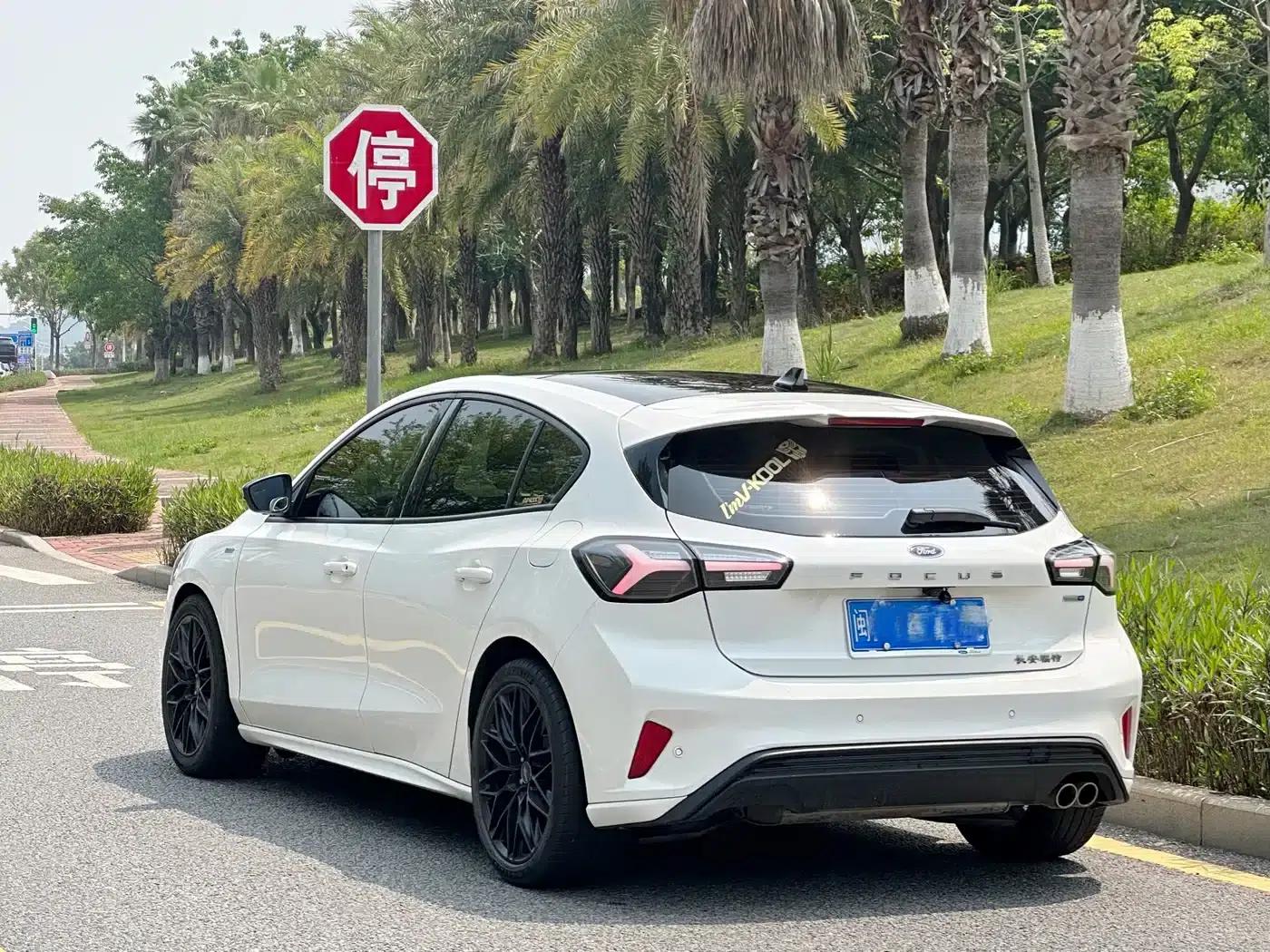 2021 Ford Focus Hatchback EcoBoost 180 Automatic ST Line — миниатюра 4