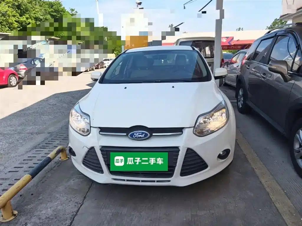Ford Focus 2012 Sedan 1.6L Manual Comfort — миниатюра 3
