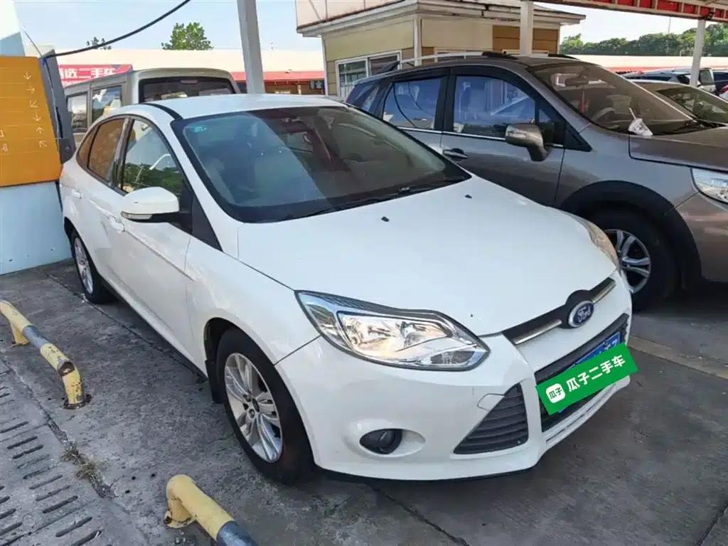 Ford Focus 2012 Sedan 1.6L Manual Comfort — миниатюра 4