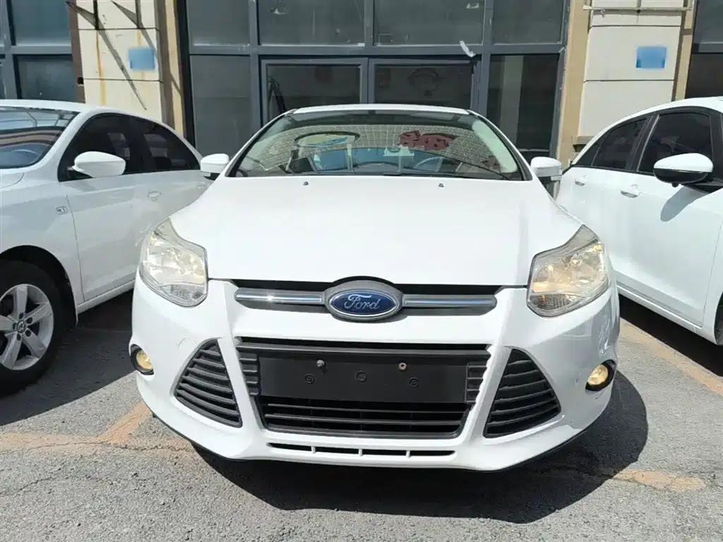 Ford Focus 2012 Hatchback 1.6L Automatic Comfort — миниатюра 3