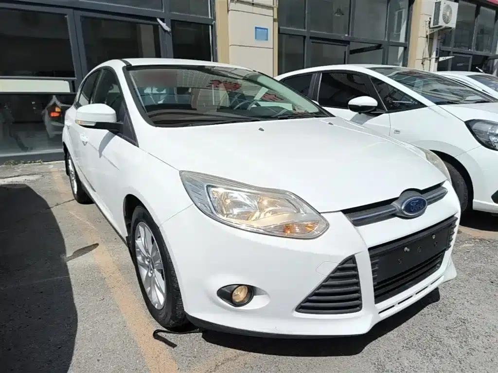 Ford Focus 2012 Hatchback 1.6L Automatic Comfort — миниатюра 4