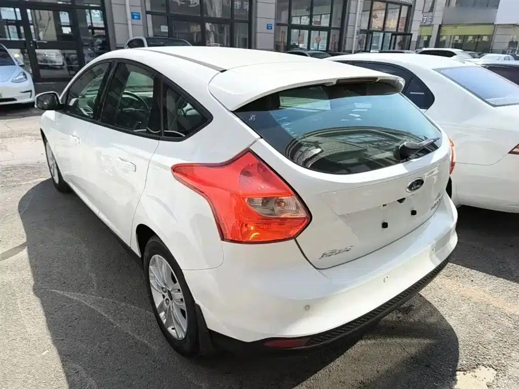 Ford Focus 2012 Hatchback 1.6L Automatic Comfort — миниатюра 5