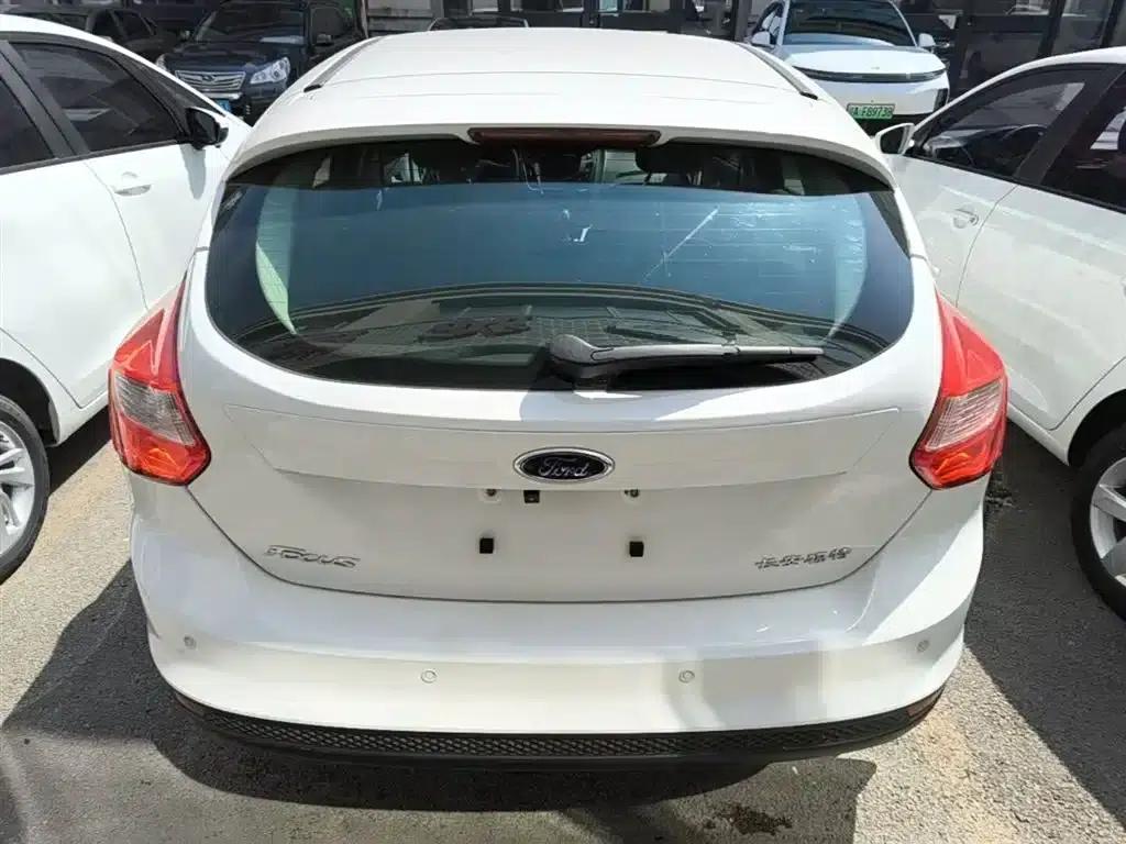 Ford Focus 2012 Hatchback 1.6L Automatic Comfort — миниатюра 6