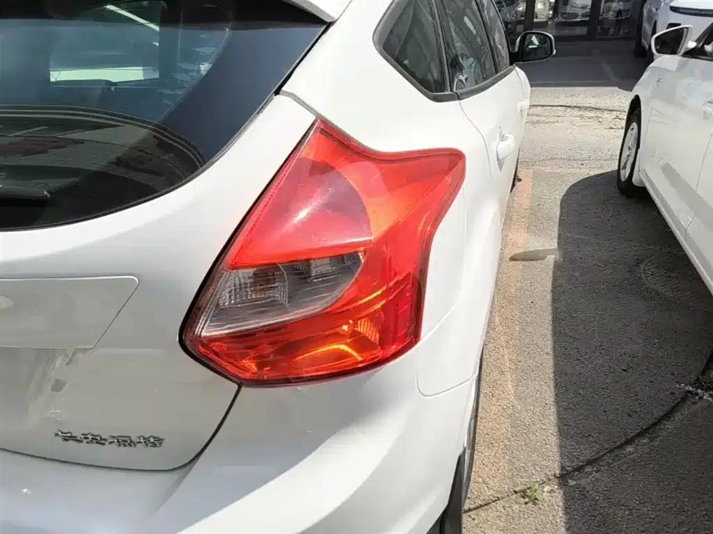 Ford Focus 2012 Hatchback 1.6L Automatic Comfort — миниатюра 8