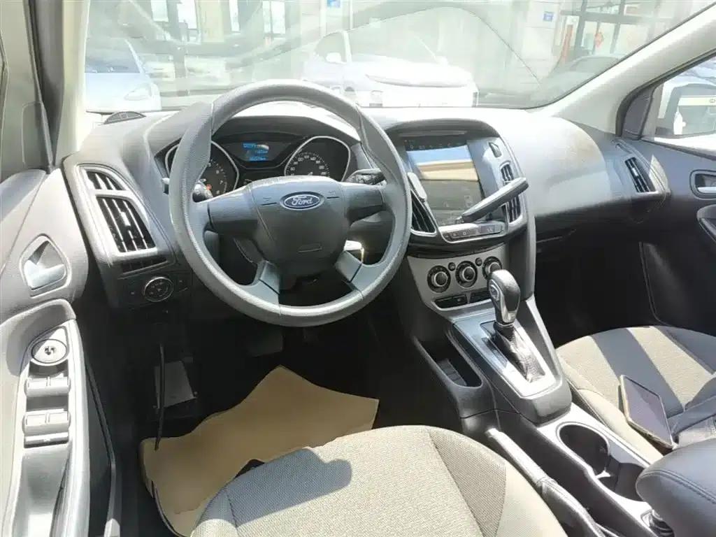 Ford Focus 2012 Hatchback 1.6L Automatic Comfort — миниатюра 10