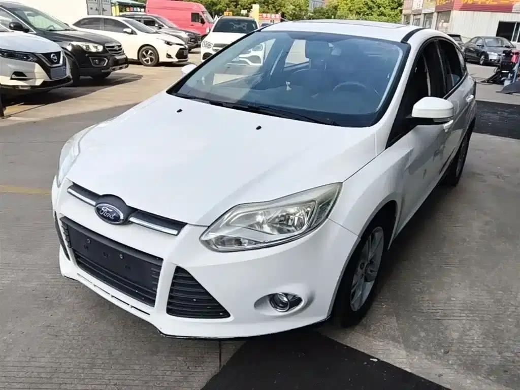 Ford Focus 2012 Hatchback 1.6L Automatic Fashion Edition — миниатюра 1